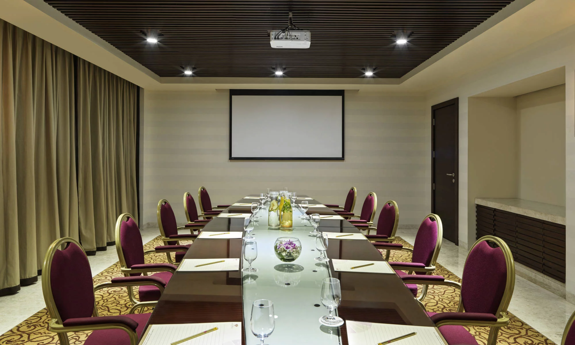 Fanar-Hotel-&-Residences-Hawana-Salalah-Oman-Meeting-Room-2