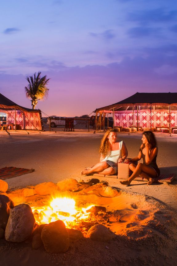 سيدتين يستمتعان بجو سولي لودج الرائع