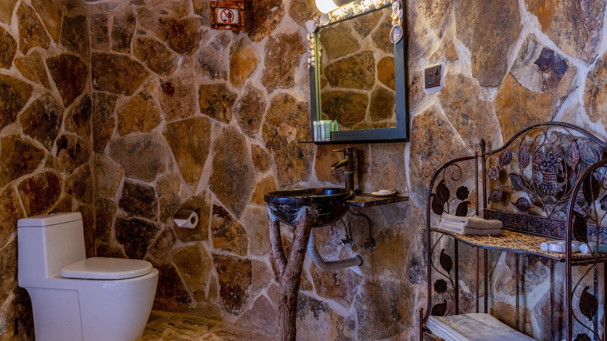 الحمام الخاص بالاكواخ داخل سولي لودج هوانا صلالة