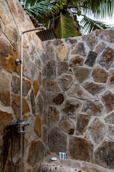 الدش الخارجي في سولي لودج صلالة عمان