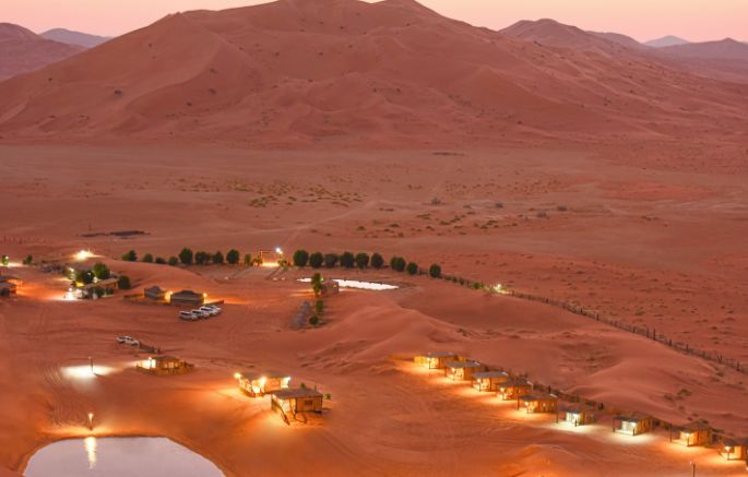 صحراء الربع الخالى وقت الشروق في ايكو لودج عمان